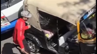 خلال ساعات، مباحث القاهرة تضبط سائق توك توك تعدى على سائق حافلة مدرسية (صور)