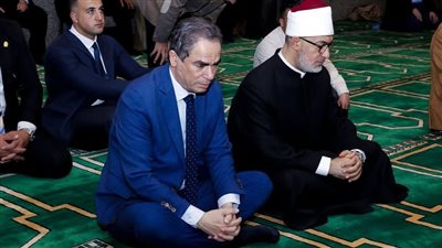 في أول بث مباشر من مسجد التليفزيون، أحمد نعينع يؤم الصلاة بحضور المفتي