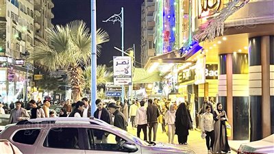 التخفيضات كلمة السر، زحام كبير من المواطنين على شوارع مطروح استعدادا لعيد الفطر (صور)