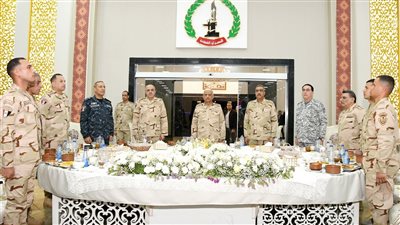 وزير الدفاع يتناول الإفطار مع مقاتلي الجيش الثاني الميداني 