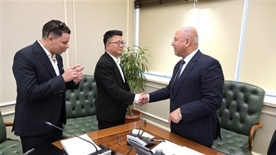 كامل الوزير يبحث مع 