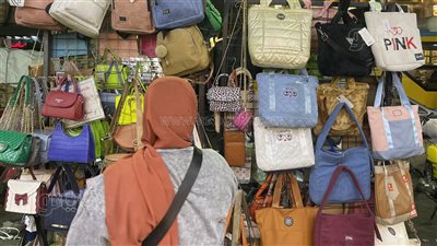 أسعار شنط العيد في سوق باب الشعرية.. تبدأ من 100 جنيهًا.. تراجع الإقبال بسبب الغلاء.. وهذه أبرز النصائح عند الشراء (صور)