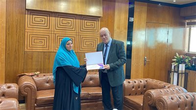 رئيس ميناء القاهرة الجوي يكرم عاملة عثرت علي مبلغ مالي كبير