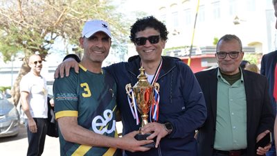 رئيس الأوبرا يسلم كأس بطولة الدورة الرمضانية لكرة القدم لفريق الإدارة الهندسية