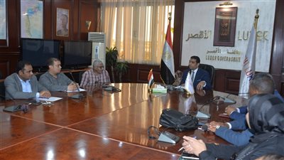 نائب محافظ الأقصر يتابع تقنين أوضاع الصناعات الحرفية