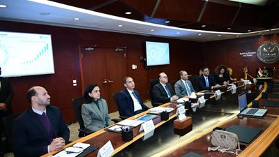 رئيس الرقابة المالية يلتقي الفائزين بتحدي بحوث جمعية خبراء الاستثمار