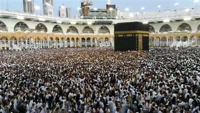 مسن سمعه ضعيف، رسالة مؤلمة لمصري فقد والده أثناء العمرة في الحرم منذ أيام
