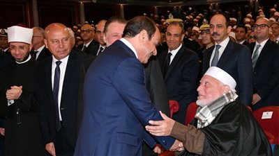 لقطة اليوم، السيسي يصافح الدكتور أحمد عمر هاشم ويطمئن على صحته خلال احتفالية ليلة القدر