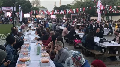 ساحة للإفطار الجماعي تجمع الصائمين في إسطنبول (صور)