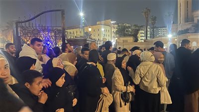 بسبب الزحام، الجامع الأزهر يغلق أبوابه بعد اكتمال ساحاته بالمصلين في ليلة القدر (فيديو وصور)