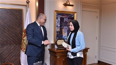 وزير العمل يسلم عاملتين 64 ألف جنيه بعد تسوية ودية لمستحقاتهما 