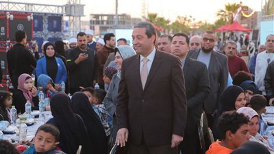 بحضور 6 آلاف صائم، محافظ دمياط يتفقد أكبر مائدة إفطار جماعي 