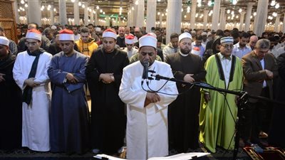 طامعين في ثواب ليلة القدر، روحانيات خاصة في صلاتي العشاء والتراويح بمسجد عمرو بن العاص (صور)