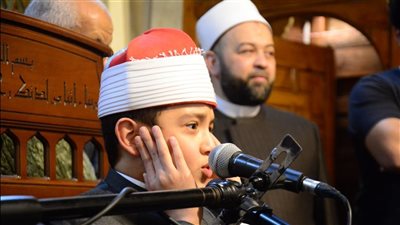 بصوت عبد الباسط، الطفل عمر يمتع أسماع المصلين بمسجد عمرو بن العاص (فيديو)