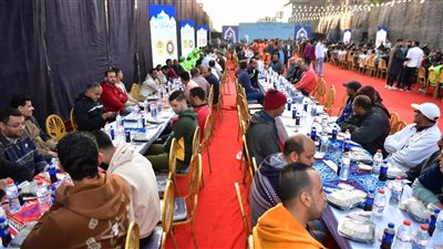 محافظ الدقهلية يتناول الإفطار مع عمال المنطقة الصناعية