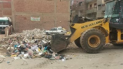 إزالة القمامة بمحيط مصرف الأوقاف بحي السلام بكفر صقر بالشرقية 