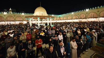 مشاهد مهيبة في مسجد عمرو بن العاص، آلاف المصلين يتضرعون إلى الله في صلاة التهجد (صور)