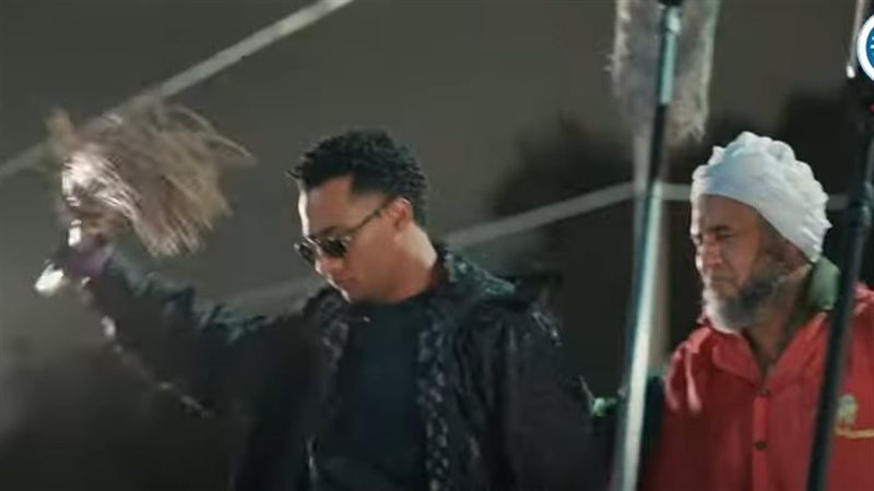 محمد رمضان مع عامل