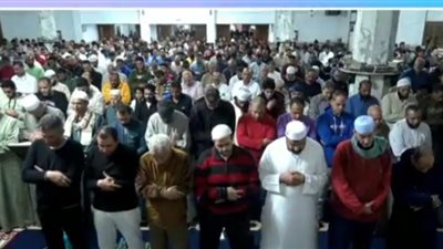 امتلاء مساجد الإسكندرية بالمصلين في ليلة القدر وأدعية مبكية وسحور جماعي (صور)