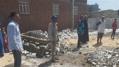  هدم سور ومبنى مخالف في حملة إزالة بالصف 