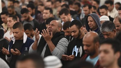  آلاف المصلين يتضرعون إلى الله في ليلة القدر بمسجد عمرو بن العاص (فيديو وصور)