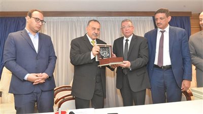 تكريم رئيس مدينة أسيوط لبلوغه سن المعاش 