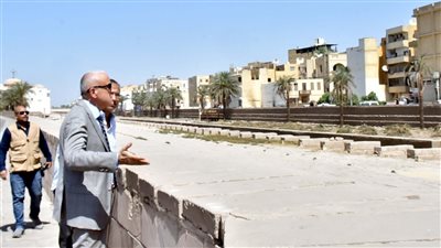 محافظ الأقصر يتابع حملة نظافة مسار طريق الكباش (صور)