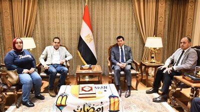وزير الشباب والرياضة يستقبل أسرة لاعب الإسكواش محمد زكريا 
