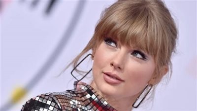 تايلور سويفت ترتدي قميص برشلونة في مباراة الكلاسيكو 