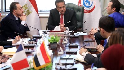 وزير الصحة يبحث مع سفير فرنسا تعزيز سبل التعاون المشترك 