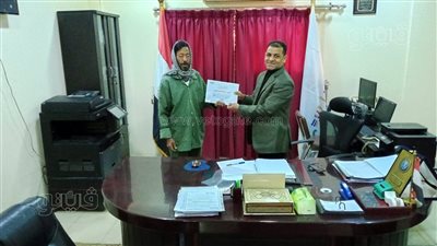 رئيس مركز البياضية في الأقصر يكرم الموظف المثالي