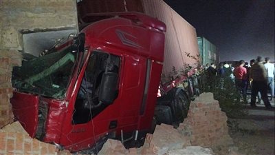 مقطورة تقتحم شرفة منزل بالقليوبية (صور)