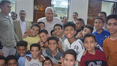 بعد إحلاله وتجديده، محافظ الوادي الجديد يؤدي صلاة التراويح بمسجد السبط بالخارجة