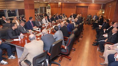 وزير الصناعة يتابع تقدم أعمال المرافق بالمناطق الصناعية في المدن الجديدة 