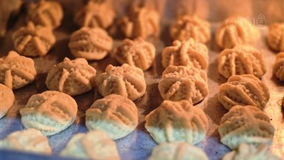 «كحك العيد في البيت يجمعنا».. فرحة للأطفال وتعاون بين الكبار.. والمطبخ يكشف مهارات ربات البيوت (فيديو وصور )