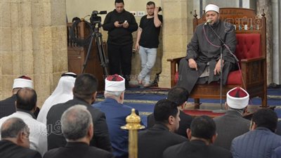 وسط أجواء روحانية، جموع المصلين يؤدون صلاة آخر جمعة من رمضان في رحاب الجامع الأزهر (صور)