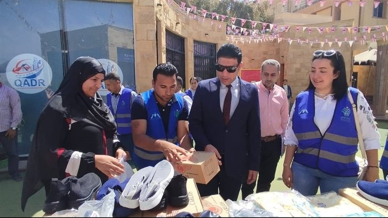 راعي مصر توزع ملابس