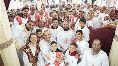 الأنبا فيلوباتير يرسم شمامسة جدد في إيبارشية أبوقرقاص