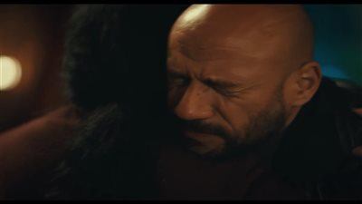 شقيقة مكي تطعنه بالسكين في الحلقة 13 من مسلسل الغاوي