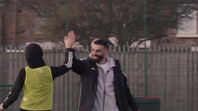 لقطات من زيارة محمد صلاح لـ فتيات نادي سيفون بارك رينجرز (فيديو وصور)