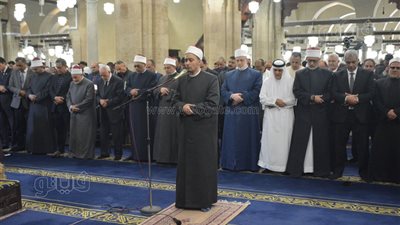 آخر جمعة في رمضان بالأزهر، صلاة ودعاء وحضور حاشد بالآلاف (فيديو وصور)