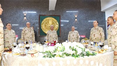 وزير الدفاع يشارك مقاتلى الجيش الثالث الميدانى وقوات شرق القناة لمكافحة الإرهاب الإفطار