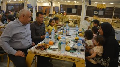 محافظ الوادي الجديد يشارك الأسر والطلاب الوافدين الإفطار الرمضاني