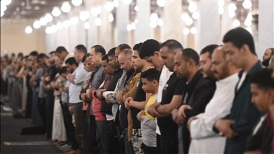  الآلاف يؤدون صلاة التراويح في مسجد عمرو بن العاص بآخر الليالي الوترية من رمضان (صور)