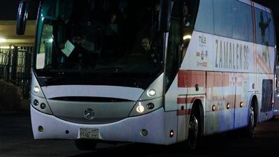 حافلة الزمالك تصل استاد القاهرة استعدادا لمواجهة الأهلي في الدوري