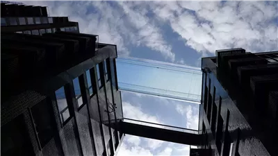 لحظة مرعبة.. زلزال قوي يحول مسبحًا على سطح بناء إلى شلال مدمر (فيديو)