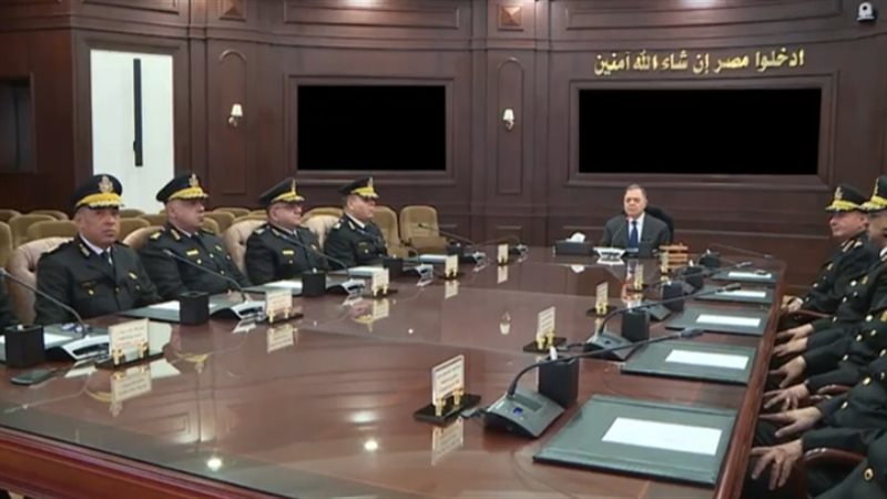 وزير الداخلية يعقد