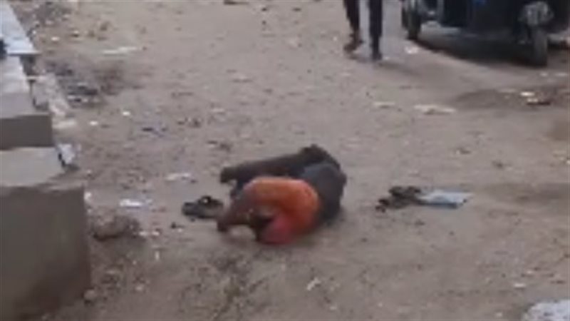 شخص يقوم بحركات غريبة
