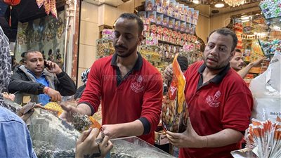 عيد الفطر في السيدة زينب فرحة بهجة وتسالي.. زيادة الإقبال على الترمس والمحمصات والمكسرات.. اللب السوبر بـ 110 جنيهات والسوداني بـ 60 (فيديو وصور)