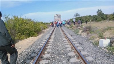 إصابة شاب صدمه قطار أثناء مروره بمعبر غير شرعي في الأقصر 